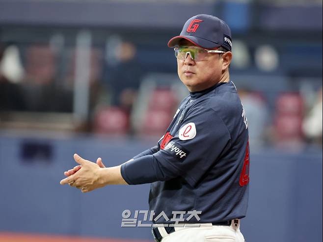 29일 오후 서울 고척스카이돔에서 열린 2025 프로야구 롯데 와 키움 경기. 롯데가 9-3 승리했다. 경기종료후 김태형 감독이 선수들에게 박수를 치고 있다. 고척=정시종 기자 capa@edaily.co.kr /2025.04.29.