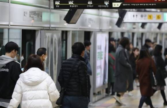서울시가 경기도, 인천시, 코레일 등과 함께 오는 6월 28일부터 수도권 지하철 요금을 교통카드 기준 150원 인상한다. 사진은 서울지하철 7호선 숭실대입구역. [사진=연합뉴스]