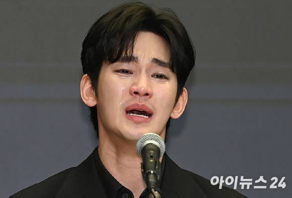 배우 김수현이 지난달 31일 오후 서울 마포구 상암동 스탠포드호텔 서울에서 기자회견을 하고 있다. [사진=곽영래 기자]