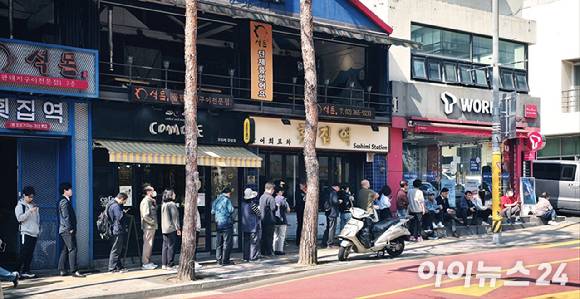 지난 28일 오전 서울 중구에 위치한 T월드 매장에 유심을 교체하러 온 SK텔레콤 고객들이 줄을 지어 서 있다. [사진=안세준 기자]