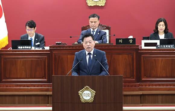 오세환 의원이 결의안을 제안설명하고 있다. [사진=고창군의회 ]