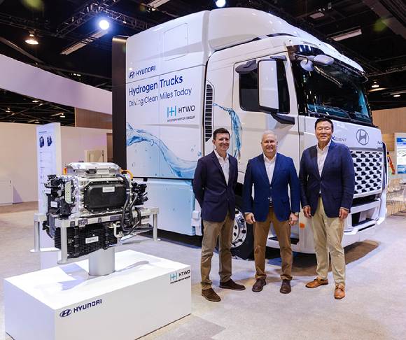 (왼쪽부터)제롬 그레주아(Jerome Gregeois) 현대미국기술센터 (HATCI) 디렉터, 켄 라미레즈 현대차 글로벌상용&수소사업본부 부사장, 짐 박 (Jim Park) 현대차 북미법인 상용&수소사업개발담당 전무가 'ACT 엑스포 2025'에서 기념촬영하고 있다. [사진=현대자동차]