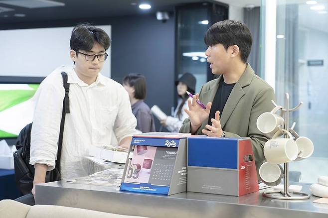 행사가 끝난 뒤에도 예비창업자들이 남아서 센터 관계자들과 지원 사항 등을 구체적으로 질의했다 / 출처=IT동아