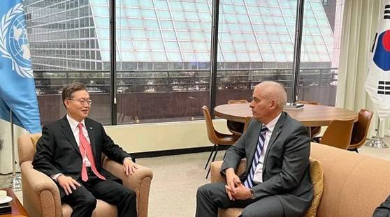 황준국 주유엔대표부 대사가 2024년 3월 20일 미국 뉴욕의 대표부 청사에서 헤라르도 페날베르 포르탈 주유엔 쿠바 대사를 면담하고 있다. 한국과 쿠바는 지난해 2월 14일 양국 유엔 대표부가 외교 공한을 교환하는 방식으로 공식 외교 관계를 수립했다. [주유엔대한민국대표부]