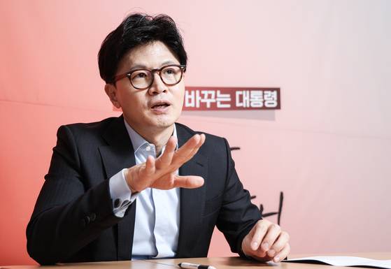 한동훈 국민의힘 대선 경선 후보는 지난 27일 중앙일보 인터뷰에서 “TV토론에서 이재명 후보의 궤변을 깨부술 날이 기다려진다”며 “정책적으로도 지적할 부분이 너무 많다”고 했다. 김경록 기자