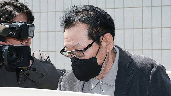 2018년 지방선거 공천 헌금 의혹(정치자금법 위반)으로 불구속 기소된 건진법사 전성배씨. 검찰은 각종 인사 청탁, 이권 개입 등으로 수사를 넓히고 있다. 연합뉴스