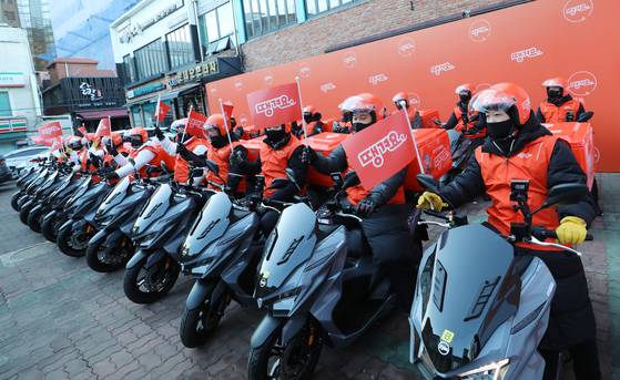 서울 광진구 로데오프라자 앞에서 열린 신한은행 배달앱 ‘땡겨요’ 공식 론칭 기념 행사에서 라이더 22명이 출시 세리머니를 하고 있다.   [뉴스1]