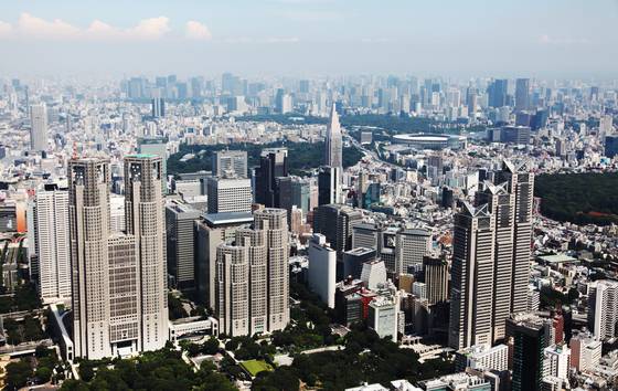 일본 도쿄 도심 전경. 왼쪽 앞의 쌍둥이빌딩은 도쿄 도청이며 뒤로 보이는 오피스 빌딩은 도쿄역이 있는 시내 중심가다. 중앙포토.