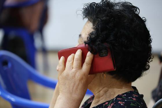 28일 오후 대구 북구 함지산에서 발생한 산불로 마련된 팔달초 강당에 주민들이 대피했다. 연합뉴스