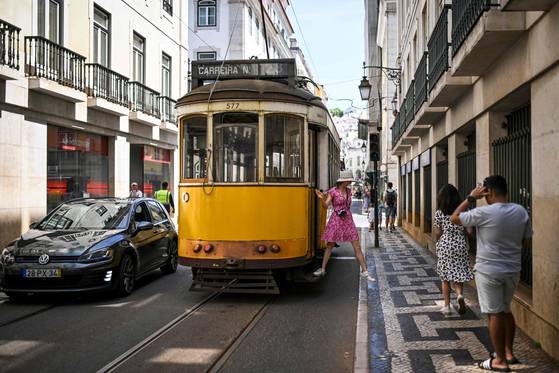 28일(현지시간) 발생한 대규모 정전으로 포르투갈 리스본 시내에 정지된 트램에서 시민들이 하차하고 있다. AFP=연합뉴스