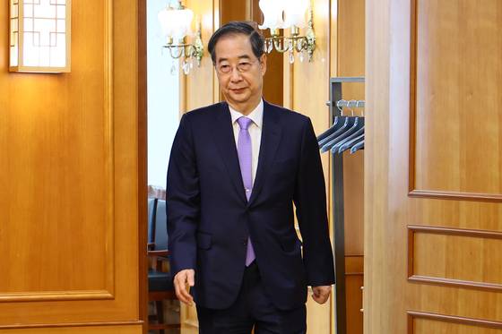 한덕수 대통령 권한대행 국무총리가 29일 정부서울청사에서 열린 재외공관장 신임장 수여식에 참석하고 있다. 대통령실사진기자단 중앙일보 김현동 2025.04.29