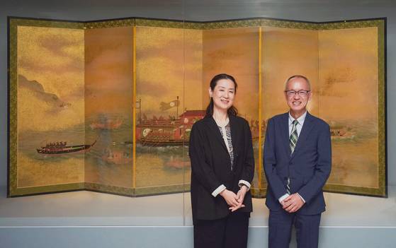 서울역사박물관(서울 종로구)이 한·일 국교 정상화 60주년을 맞아 조선통신사 특별전 ‘마음의 사귐, 여운이 물결처럼’을 6월29일까지 연다. 전시에는 재일 역사학자 신기수(1931~2002)씨가 평생에 걸쳐 조사·수집하고 오사카역사박물관이 인수한 ‘신기수 컬렉션’(약 140점) 가운데 28점도 선보인다. 지난 24일 언론공개회에서 신기수씨의 딸 신이화 프로듀서와 오사카역사박물관의 오사와 겐이치 관장이 함께 포즈를 취했다. 뒤로 보이는 유물은 신기수 컬렉션 중 하나인 '조선통신사어누선도병풍'(18세기, 유네스코 세계기록유산, 오사카역사박물관). 사진 서울역사박물관