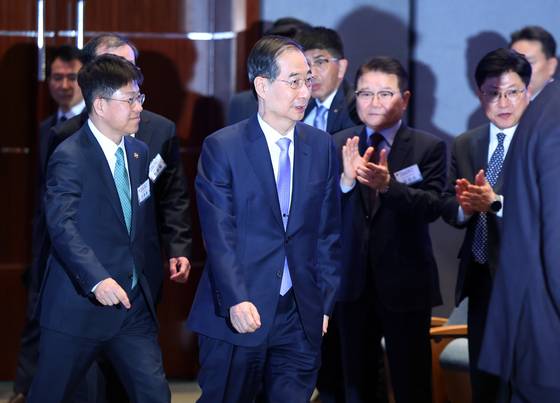 한덕수 대통령 권한대행 국무총리가 29일 오후 서울 강남구 건설회관에서 열린 '해외건설 1조 달러 수주 및 60주년 기념식'에 참석하고 있다. 대통령실통신사진기자단