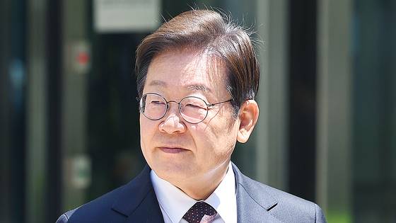 더불어민주당 이재명 대선 후보가 29일 서울 서초구 서울중앙지방법원에서 열린 '대장동 배임ㆍ성남FC 뇌물' 1심 속행 공판이 끝난 뒤 법원을 나서고 있다. 연합뉴스