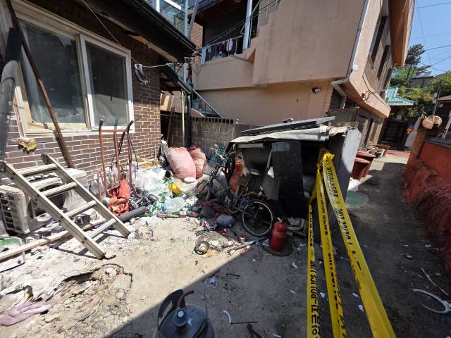 ▲ 28일 오전 강릉시 입암동 한 주택가에 폴리스라인이 설치돼 있다. 해당 주택에서는 지난 27일 오후 4시 32분쯤 폭발 사고가 나 인명피해가 발생했다.  황선우 기자