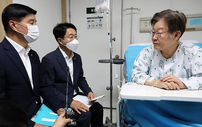 이재명 더불어민주당 대표가 지난 2023년 9월 단식 후 서울 중랑구 녹색병원에서 회복할 당시 조정식 사무총장, 이해식 사무부총장과 강서구청장 보궐선거 관련 대화를 하고 있다. 뉴스1