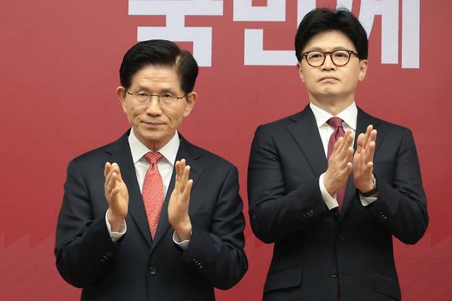 김문수(왼쪽), 한동훈 국민의힘 대선 경선 후보가 29일 서울 여의도 국민의힘 당사에서 열린 제21대 대통령 후보자 국민의힘 3차 경선 진출자 발표 행사에서 손뼉치고 있다. / 사진=뉴스1