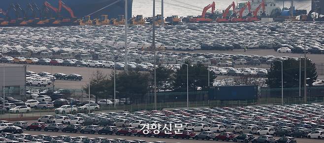 미국의 상호관세가 발효된 지난 9일 경기 평택항에 수출용 자동차들이 주차되어 있다. 권도현 기자