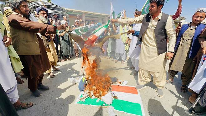 28일(현지시간) 파키스탄 차만에서 주민들이 인도의 인더스강 조약 효력 중단에 반대하는 집회를 열고 인도 국기와 나렌드라 모디 인도 총리의 사진을 불태우고 있다. EPA연합뉴스