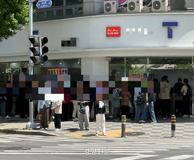 한 SK텔레콤 대리점에서 고객들이 유심 교체를 위해 줄을 서 있다. 사진은 사건과 관련이 없습니다. 독자 제공