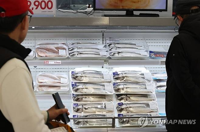 서울의 한 대형마트를 찾은 시민들이 수산물을 고르고 있다. 연합뉴스
