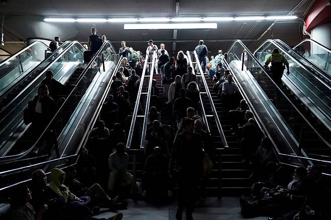 28일(현지시간) 스페인 마드리드에서 정전으로 인해 사람들이 기차역의 계단에서 휴식을 취하고 있다. 로이터연합뉴스