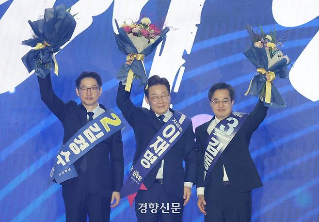 더불어민주당 대선 후보로 선출된 이재명 후보(가운데)가 27일 경기 고양시 킨텍스에서 열린 ‘제21대 대통령선거 후보자 선출을 위한 수도권·강원·제주 경선 및 최종 후보자 선출 대회’에서 김동연 후보(오른쪽)와 김경수 후보와 함께 인사하고 있다. 박민규 선임기자