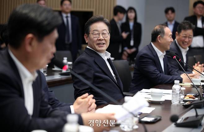 이재명 더불어민주당 대선 후보가 28일 경기 이천시 SK하이닉스에서 열린 ‘K-반도체’ AI메모리반도체 기업 간담회에서 발언하고 있다. 국회사진기자단