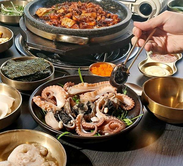 봄이 제철인 주꾸미로 차린 요리들. 메인 사진에 등장한 주꾸미 숙회는 알이 꽉 찬 머리 부분이 별미로 여겨진다.