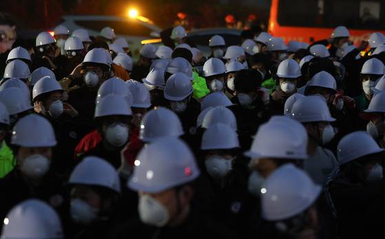 Government officials prepare to join clean-up operations for the wildfire, set up at the Joya branch campus of Daegu Seobyeon Elementary School on the morning of April 29, the second day of a large wildfire in Daegu. [YONHAP]