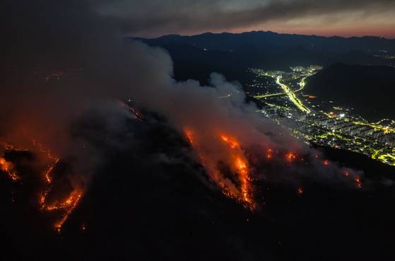 A wildfire that broke out around 2:01 p.m. on April 28 on Mount Hamji in Buk District, Daegu, continues to spread at daybreak of April 29. [YONHAP]
