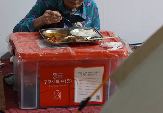 An elderly evacuee eats breakfast at a shelter set up at Paldal Elementary School in Daegu's Buk District on April 29, the second day of the large wildfire that broke out on Mount Hamji. [YONHAP]
