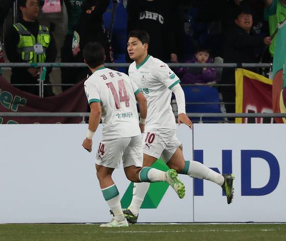 Daejeon Hana Citizen forward Joo Min-kyu, right, celebrates during the K League 1 match against Ulsan HD at Munsu Football Stadium in Ulsan on April 1. [YONHAP]