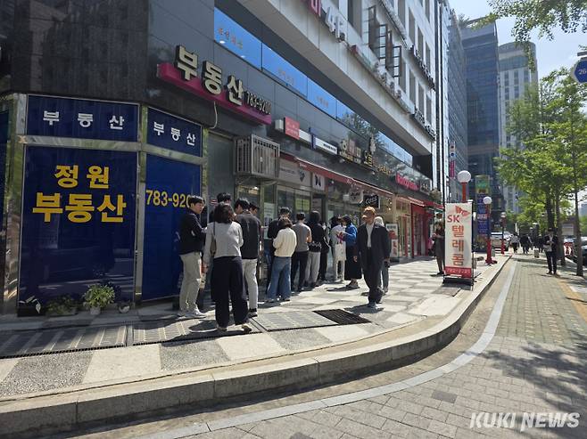 SK텔레콤 가입자들이 28일 오전 11시 10분쯤 서울의 한 SK텔레콤 대리점을 찾아 유심칩 교환을 위해 줄을 서고 있다. 정우진 기자