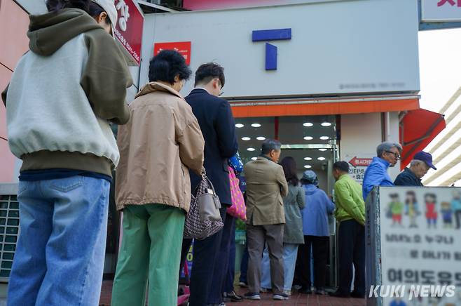 28일 서울 영등포구 한 T월드 매장에서 SKT텔레콤 유심 교체를 하러온 시민들이 줄을 서며 순서를 기다리고 있다. 유희태 기자