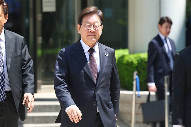 더불어민주당 이재명 대선 후보가 29일 서울 서초구 서울중앙지방법원에서 열린 '대장동 배임·성남FC 뇌물' 1심 속행 공판이 끝난 뒤 법원을 나서고 있다. 연합뉴스