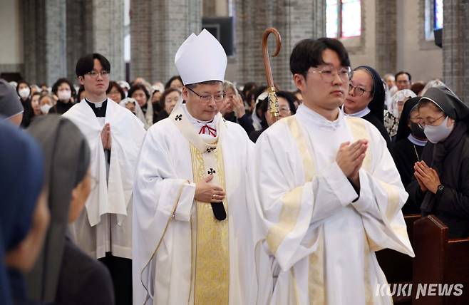 24일 오전 서울 중구 명동대성당에서 천주교 서울대교구장 정순택 대주교 주례로 프란치스코 교황 추모 미사가 거행되고 있다.