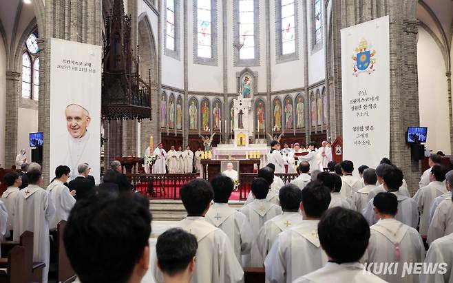 천주교 서울대교구장 정순택 대주교가 24일 오전 서울 중구 명동대성당에서 프란치스코 교황 추모 미사를 집전하고 있다.