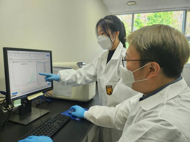 서울시보건환경연구원 신종감염병검사팀 연구원들이 지난 25일 바이러스 감염병의 유전자 검사(PCR) 결과에 대해 논의하고 있다. 민태원 기자