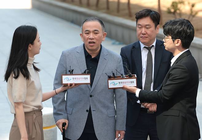 명태균씨가 29일 서울 서초구 서울고검에 출석하며 취재진의 질문에 답하고 있다. 연합뉴스