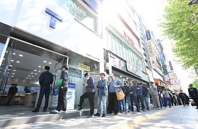 유심 교체를 희망하는 고객들이 지난 28일 서울 종로구 SKT 대리점을 찾아 순서를 기다리고 있다. 최현규 기자