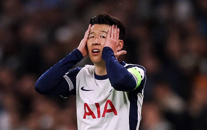 손흥민이 11일(한국시간) 영국 런던의 토트넘 홋스퍼 스타디움에서 열린 2024-2025 유럽축구연맹(UEFA) 유로파리그(UEL) 8강 아인트라흐트 프랑크푸르트와 1차전 경기에서 득점 기회를 놓친 뒤 아쉬워하고 있다. 로이터연합뉴스
