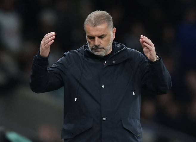 안지 포스테코글루 토트넘 감독이 22일(한국시간) 영국 런던의 토트넘 홋스퍼 스타디움에서 열린 2024-2025 잉글랜드 프리미어리그(EPL) 노팅엄과 33라운드 홈 경기에서 고개 숙인 채 생각에 잠겨 있다. 로이터연합뉴스