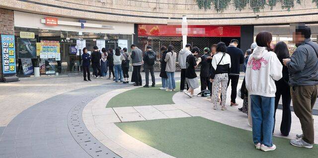 29일 서울의 한 SK텔레콤 대리점에 유심 교체를 기다리는 줄이 길게 늘어서 있다. 해킹 피해가 발생해 전날부터 유심 무료 교체를 시작한 SK텔레콤은 대기를 최소화하기 위해 온라인 예약 시스템으로 예약을 받고 있다. 연합뉴스