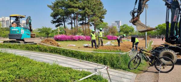 부천시가 상동호수공원 내 상징 조형물인 ‘물의 나라’ 주변에 수국정원 조성공사를 진행하면서 기본적인 공사 알림 표지판조차 설치하지 않아 안전불감증 논란이 불거지고 있다. 수국공원 조성현장 인근에서 포크레인이 작업하고 있다. 김종구기자