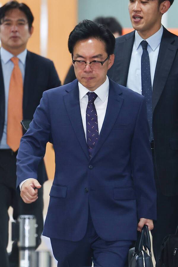 내란중요임무 종사 혐의를 받는 윤승영 전 경찰청 국가수사본부 수사기획조정관이 29일 서울중앙지방법원에서 열린 1심 속행공판에 출석하고 있다. 연합뉴스