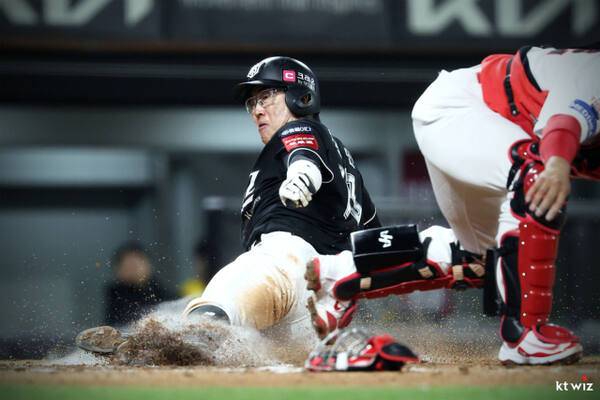 프로야구 KT 위즈가 최근 주축 선수들의 줄부상과 타격 부진으로 힘든 시즌 초반을 보내고 있다. 사진은 최근 허벅지 햄스트링 부상으로 전력에서 이탈한 허경민. KT 위즈 제공