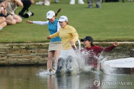 셰브론 챔피언십의 전통인 '입수 세리머니'하는 사이고 마오(가운데)