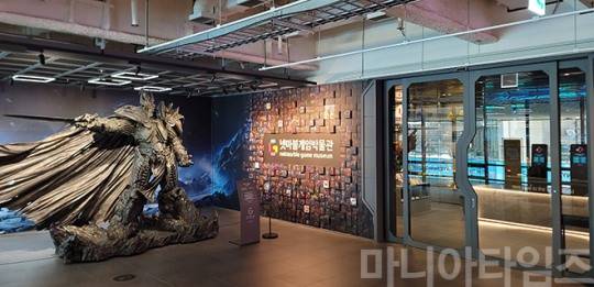 넷마블게임박물관 입구. 흉상은 '월드 오브 워크래프트-리치왕의 분노'에 등장하는 아서스다. 블리자드 엔터테인먼트에서 기증한 것. 촬영 : 이동근 기자