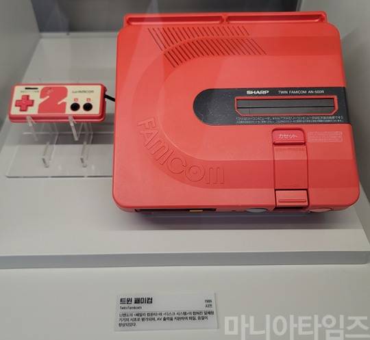 넷마블게임박물관. 샤프가 1986년 출시한 '트윈 패미컴'. 트윈이라는 의미는 패밀리컴퓨터의 '팩'과 '디스크'를 모두 사용할 수 있다는 의미다. AV출력도 지원한다. 촬영 : 이동근 기자